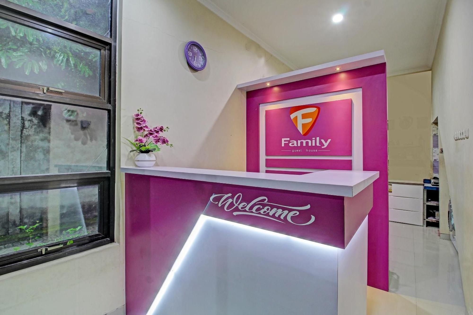 Super Oyo 91202 Family Guest House Syariah Тулунгагун Екстериор снимка